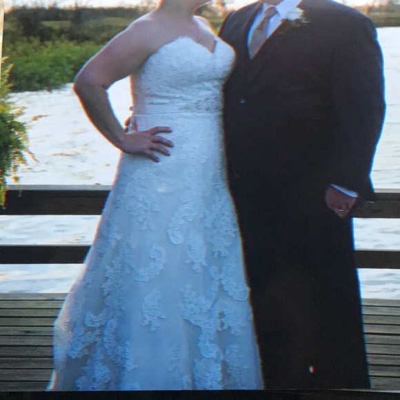 Used wedding dress in perfect condition. Cleaned, pressed, and preserved. - Picture 10 of 16